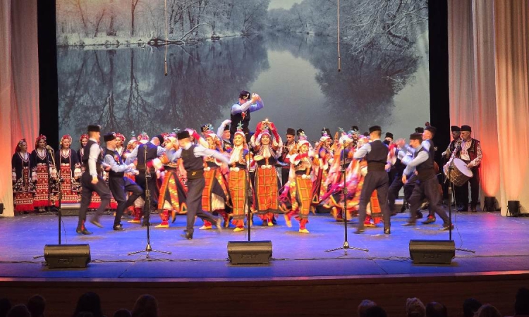 Ансамбъл „Тракия“ подари на публиката своята „Коледна приказка“